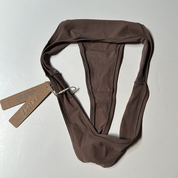 SKIMS Fits Everybody Dipped Front Thong - Picture 6 of 9